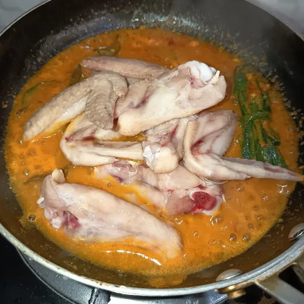 Masukkan ayam potong yang sudah di cuci bersih, lalu tuangkan air secukupnya.