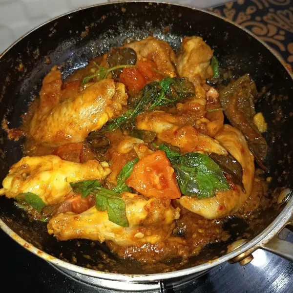 Masak hingga seluruh bahan matang. Angkat dan sajikan.