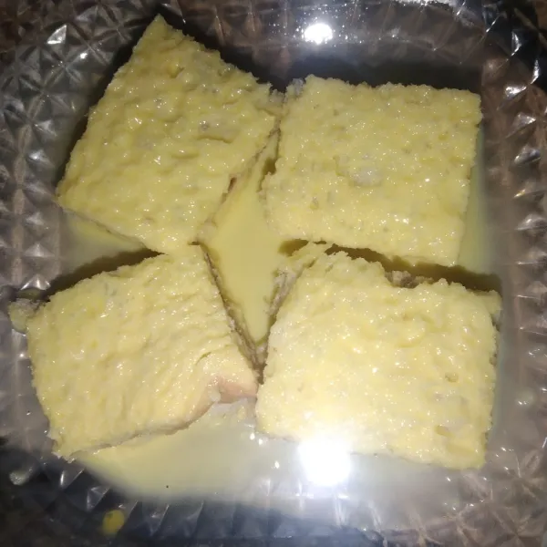 Tuangkan susu dan telur, lalu aduk hingga tercampur rata dan celupkan roti tawar.