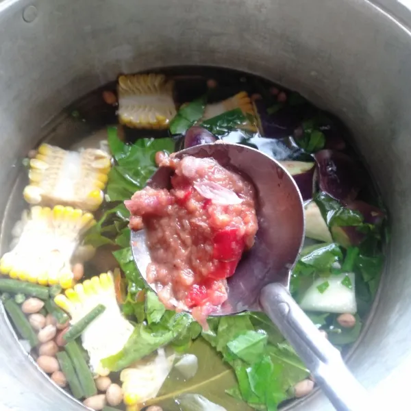 Tambahkan daun so dan bumbu yang sudah dihaluskan