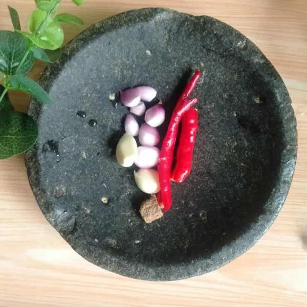Haluskan bawang merah, bawang putih, terasi, cabe merah