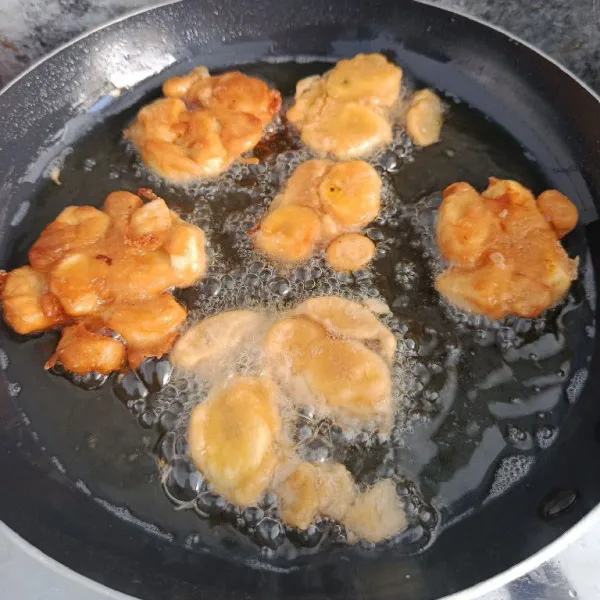 Goreng di minyak panas hingga berubah warna menjadi cokelat keemasan. Angkat dan tiriskan.