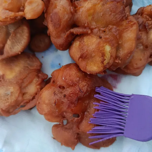 Oleskan pisang dengan campuran madu dan air. Sajikan.