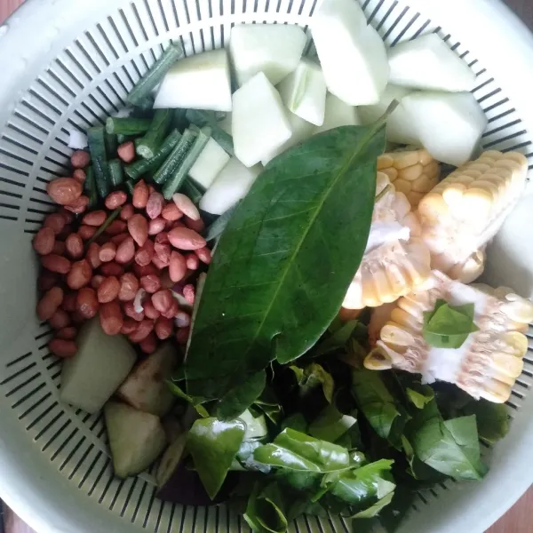 Potong - potong dan cuci bersih semua sayuran