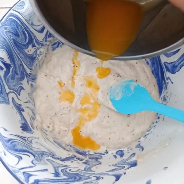 Tuangkan air sambil diaduk hingga tercampur rata, lalu tambahkan margarin cair. Aduk rata kembali.