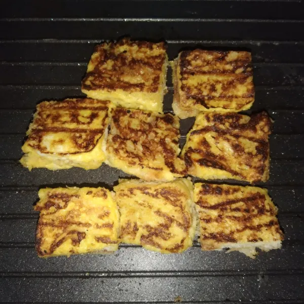 Siapkan pemanggang, lalu oleskan mentega dan panggang roti hingga matang.