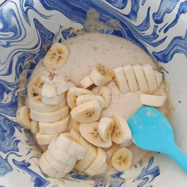 Masukkan ke dalam adonan tepung. Aduk rata.