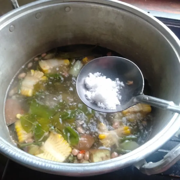 Tambahkan garam dan gula merah, koreksi rasa