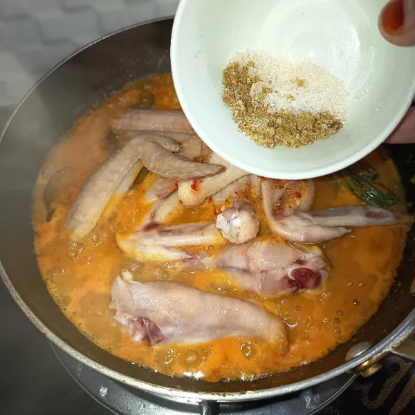 Tambahkan lada bubuk, penyedap rasa, kaldu ayam bubuk, dan gula pasir, lalu aduk sampai rata.