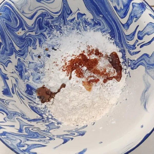 Campurkan tepung terigu, gula aren bubuk, madu, garam, dan pasta vanilla.