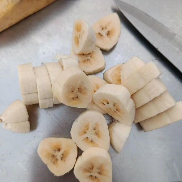 Kupas pisang, lalu potong kecil-kecil.