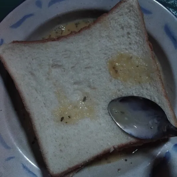 Celup roti ke dalam campuran telur.