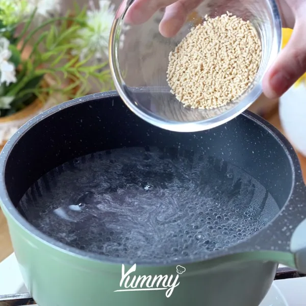 Masukkan  chrysanthemum, goji berries, dan akar manis ke dalam air. Didihkan.