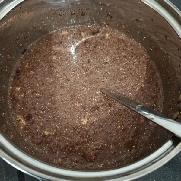 Tuangkan air dan aduk rata kembali.