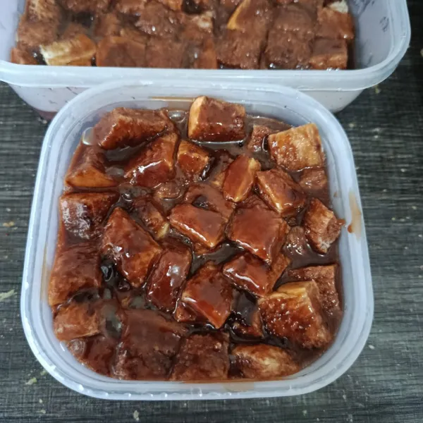 Tuangkan adonan pudding ke dalam cetakan pudding dan biarkan hingga pudding set. Masukkan ke dalam kulkas agar lebih nikmat.