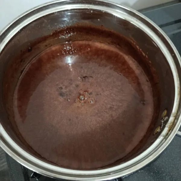 Masak pudding sampai mendidih, lalu matikan kompor.