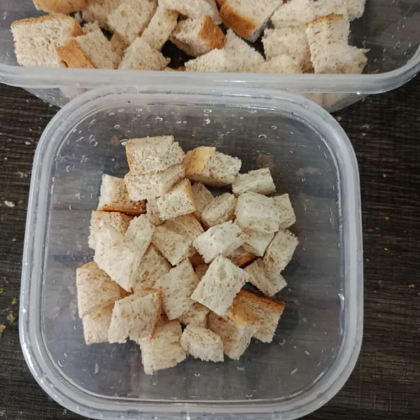 Siapkan cetakan pudding, lalu gunting roti tawar menjadi bagian-bagian kecil.