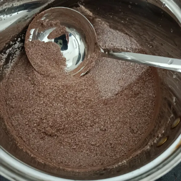 Masukkan bubuk jelly, gula pasir, dan kopi ke dalam wadah, lalu aduk sampai rata.
