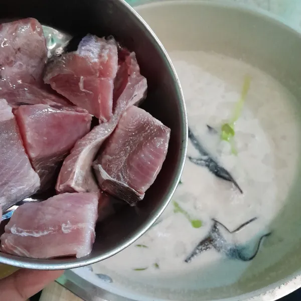 Masukan ikan yang sudah di cuci bersih