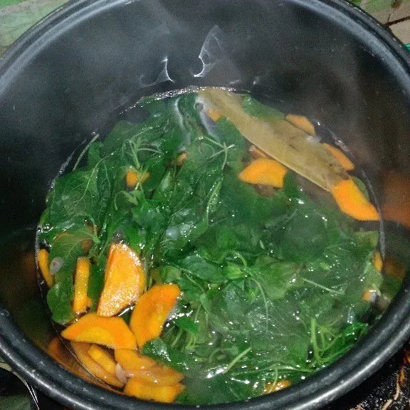 Tambahkan daun bayam dan daun seledri.