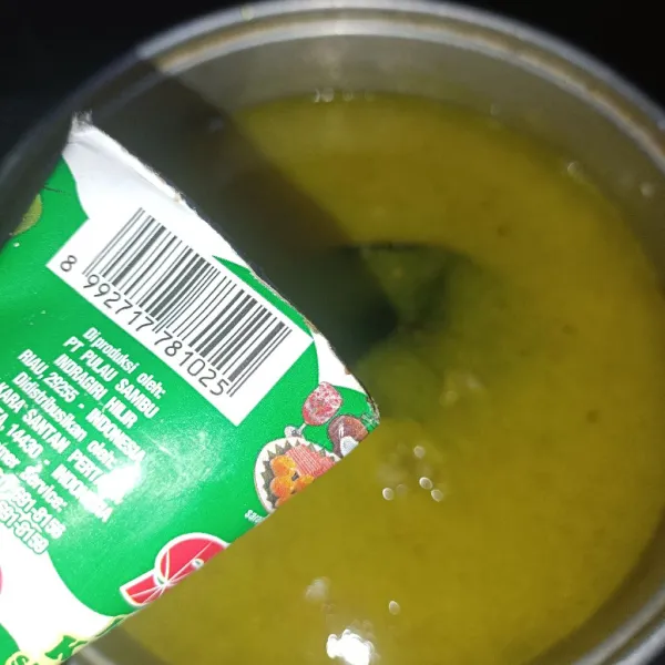 Tambahkan santan instan kedalam sayur daging, tambahan garam, MSG, dan kaldu sapi