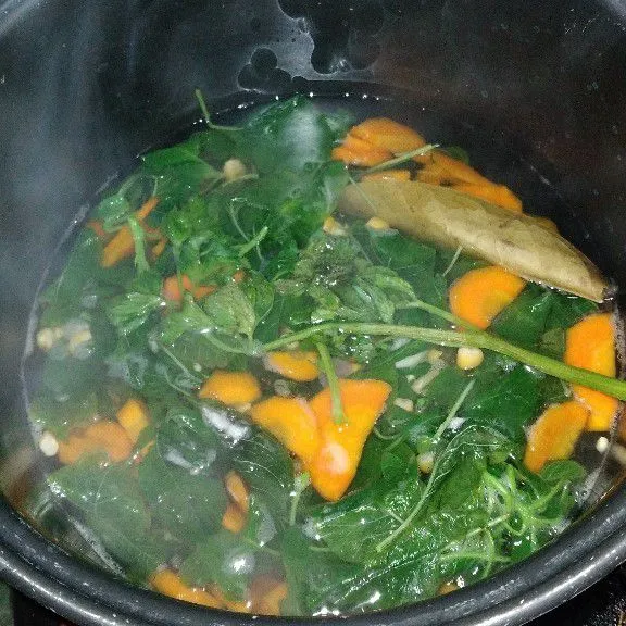 Beri garam, vitsin, gula pasir. Taburi bawang merah goreng. Angkat dan hidangkan.