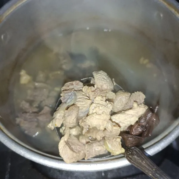 Siapkan daging sapi yg sudah di potong, lalu rebus dengan air sekitar 2 liter laku tambahkan daun jeruk dan salam, rebus hingga empuk