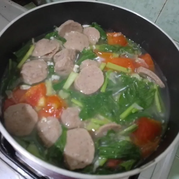 Kemudian tambahkan sawi hijau. Dan aduk rata kembali. Koreksi rasa. Angkat dan sajikan.