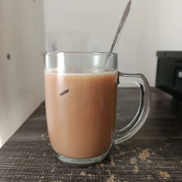 Tuang kopi di atasnya.