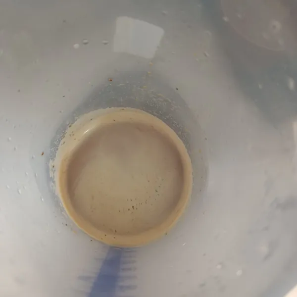 Kemudian seduh juga kopi dengan air panas.