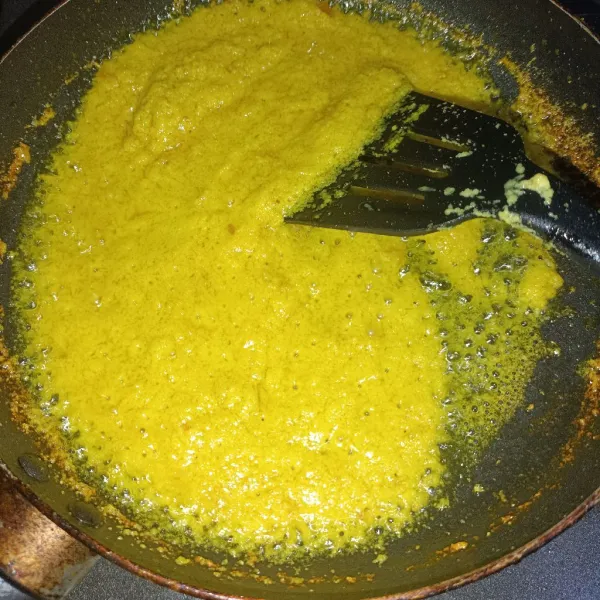 Blender semua bumbu hingga halus, lalu tumis bumbu hingga harum