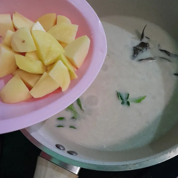 Masukan kentang yang sudah di potong-potong