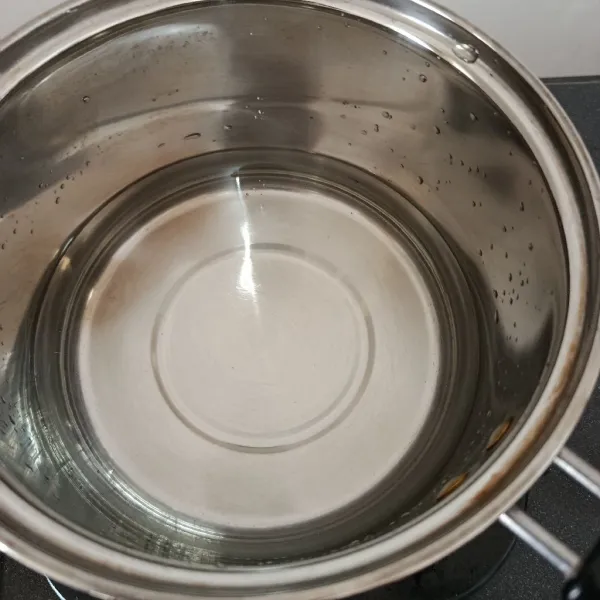Masak air sampai mendidih.