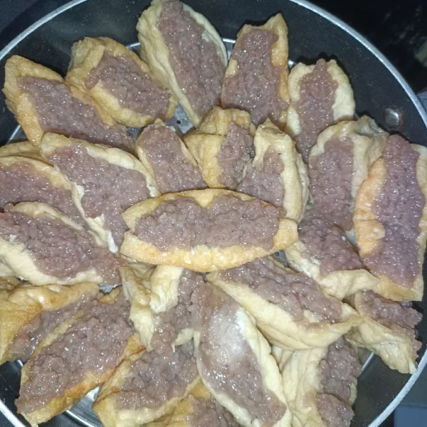 Kukus tahu selama 15-20 menit dan makan dengan bumbu kacang