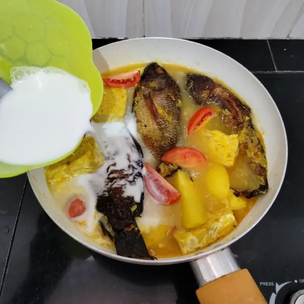 Lalu masukkan tomat dan santan. Aduk rata perlahan.