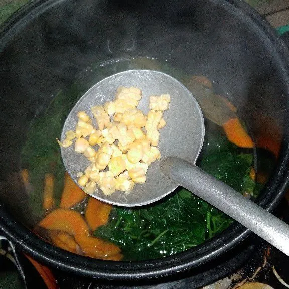 Tambahkan jagung manis.