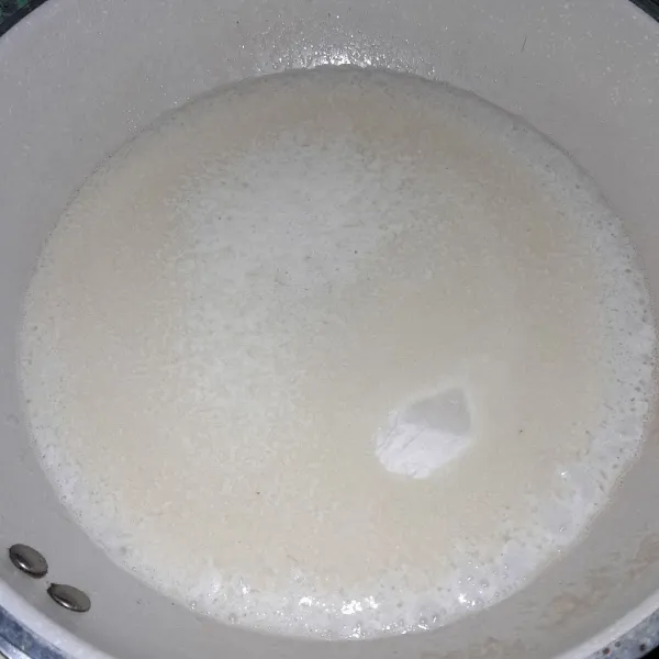 Masukan santan aduk rata