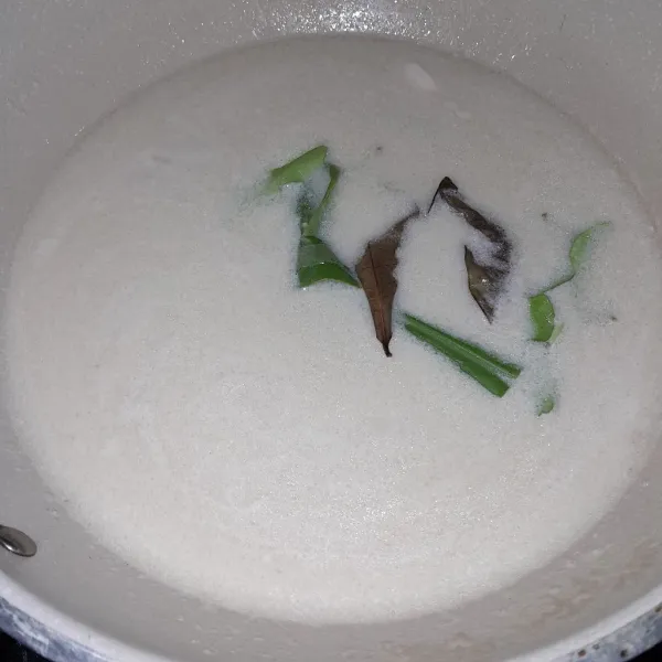 Masukan daun salam, daun kunyit, daun jeruk, garam, dan kaldu bubuk masak sampai mendidih