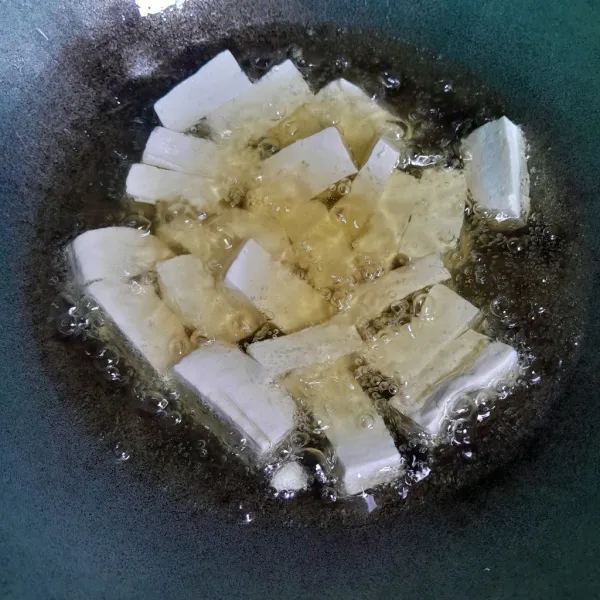 Potong-potong tahu, lalu goreng sampai kuning ke emasan