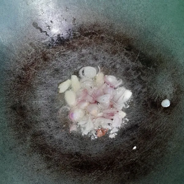 Tumis bawang merah dan bawang putih sampai harum