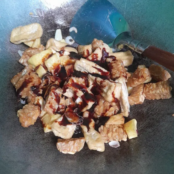 Tambahkan kecap mani, saos tiram, garam, dan kaldu bubuk. Aduk rata dan siap disajikan.