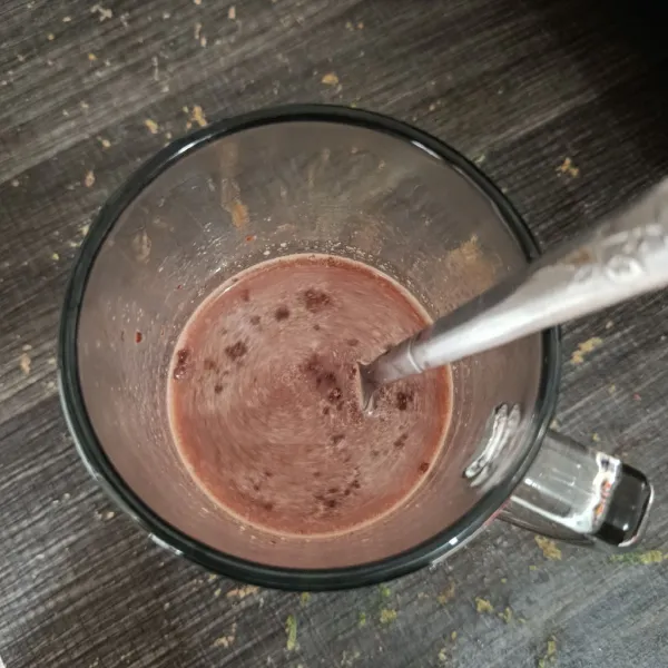 Seduh coklat bubuk dengan air panas.