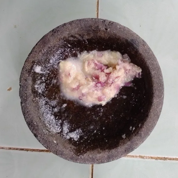 Ulek atau blender semua bumbu hingga halus