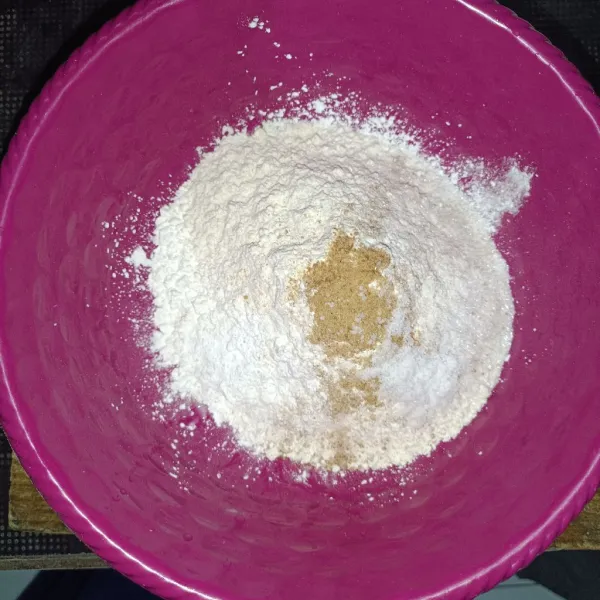 Campur semua bahan, lalu tuangkan air hingga adonan encer