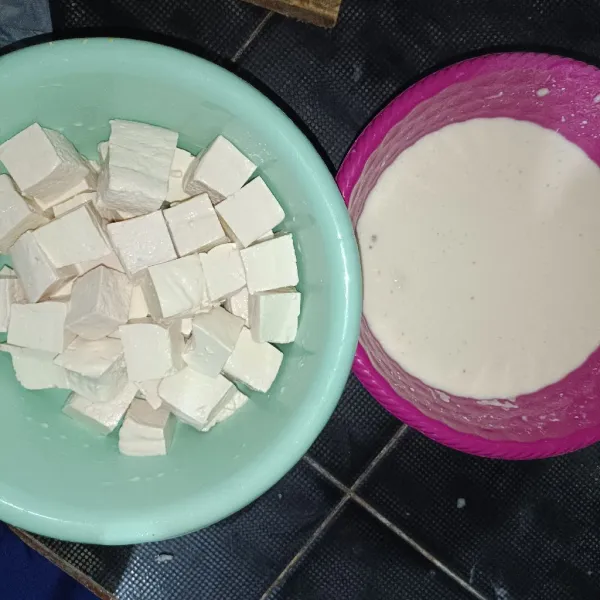 Lalu, tiriskan jdi 2 bagian, antara tahu dan airnya