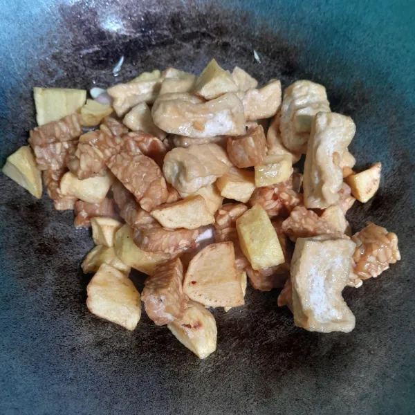 Masukan tempe, kentang, dan tahu yang sudah di goreng