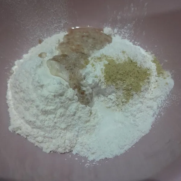 Masukan ke dalam wadah, tepung terigu,tepung beras ,garam ,kaldu bubuk, bawang putih, bawang merah halus, dan merica