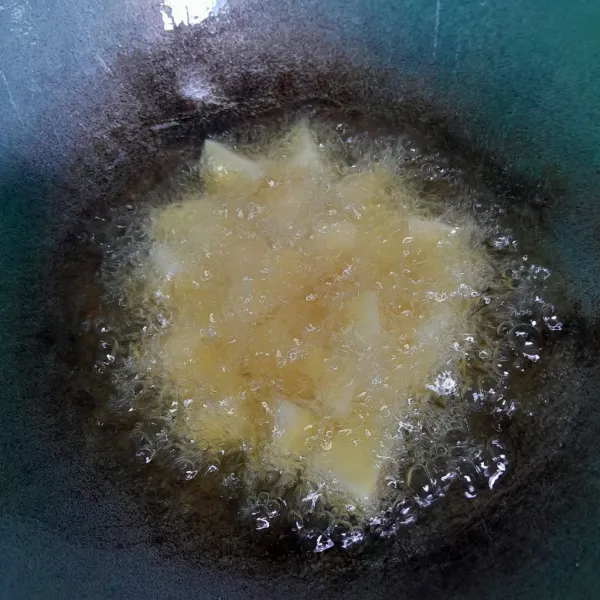 Goreng kentang sampai kuning ke emasan