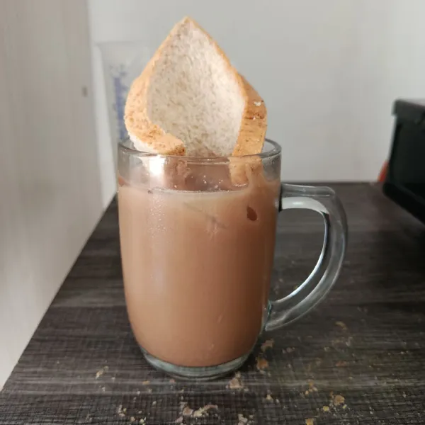 Terakhir, beri roti tawar di atasnya, lalu sajikan.