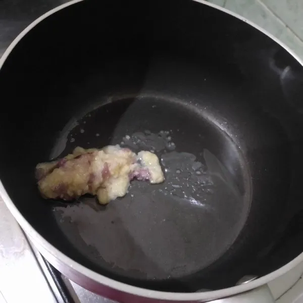 Tumis bumbu halus hingga bau harum